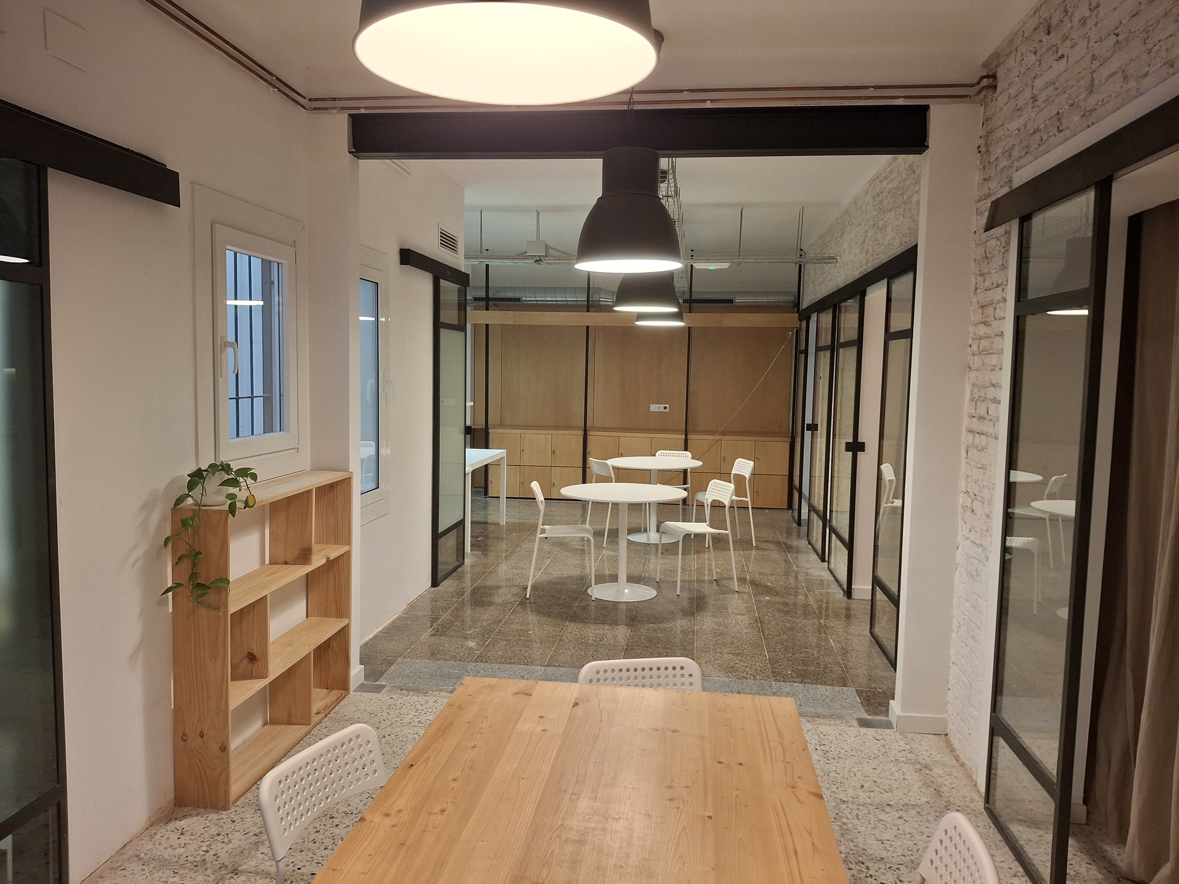 Oficina coworking con luz natural en Gràcia, Barcelona