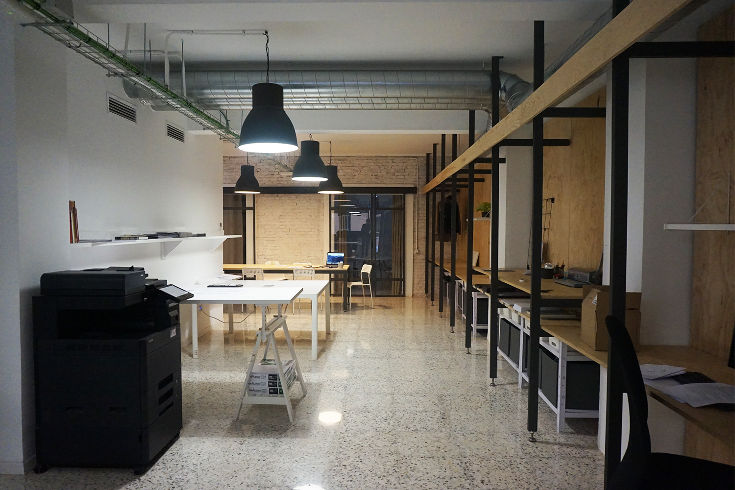 Espacio de trabajo compartido con mesas amplias en Gràcia