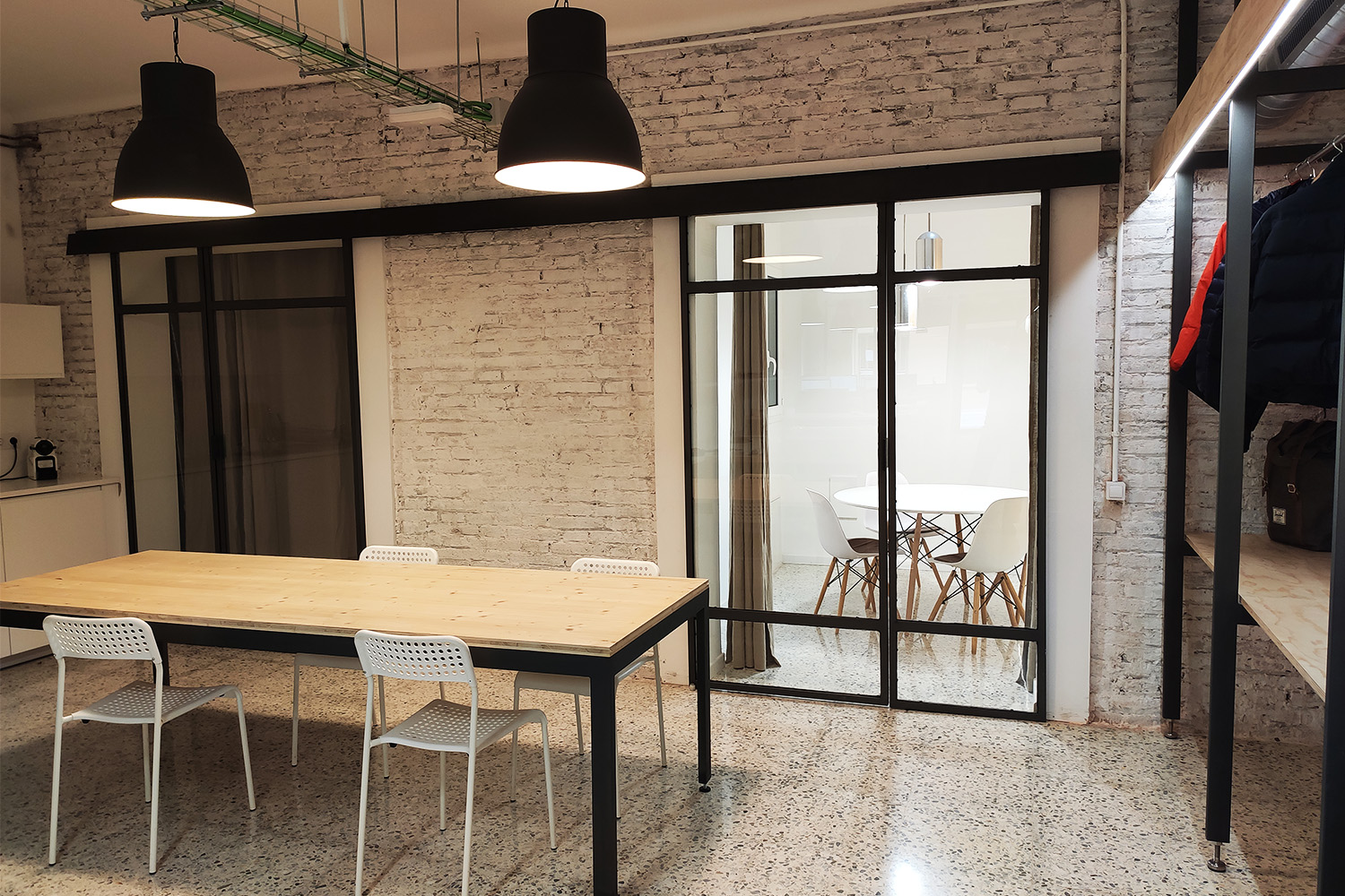 Entrada de coworking con diseño minimalista en Barcelona